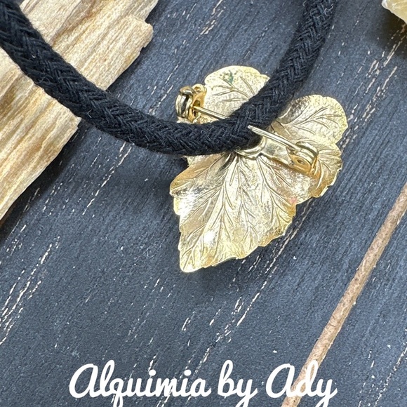 Alquimia Gold Leaf Necklace with Organic Design - Picture 3 of 4